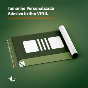 Impressão sob demanda - Adesivo Brilho Vinil Transparente - Personalizado Vinil Transparente Brilhoso Largura máxima de impressão 1,45m 4x0 Cores   Produção estimado entre 3 e 5 dias úteis